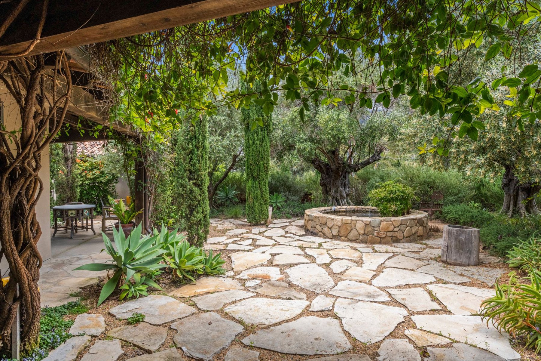 Travertine pavers & hardscape in Litchfield Park, AZ
